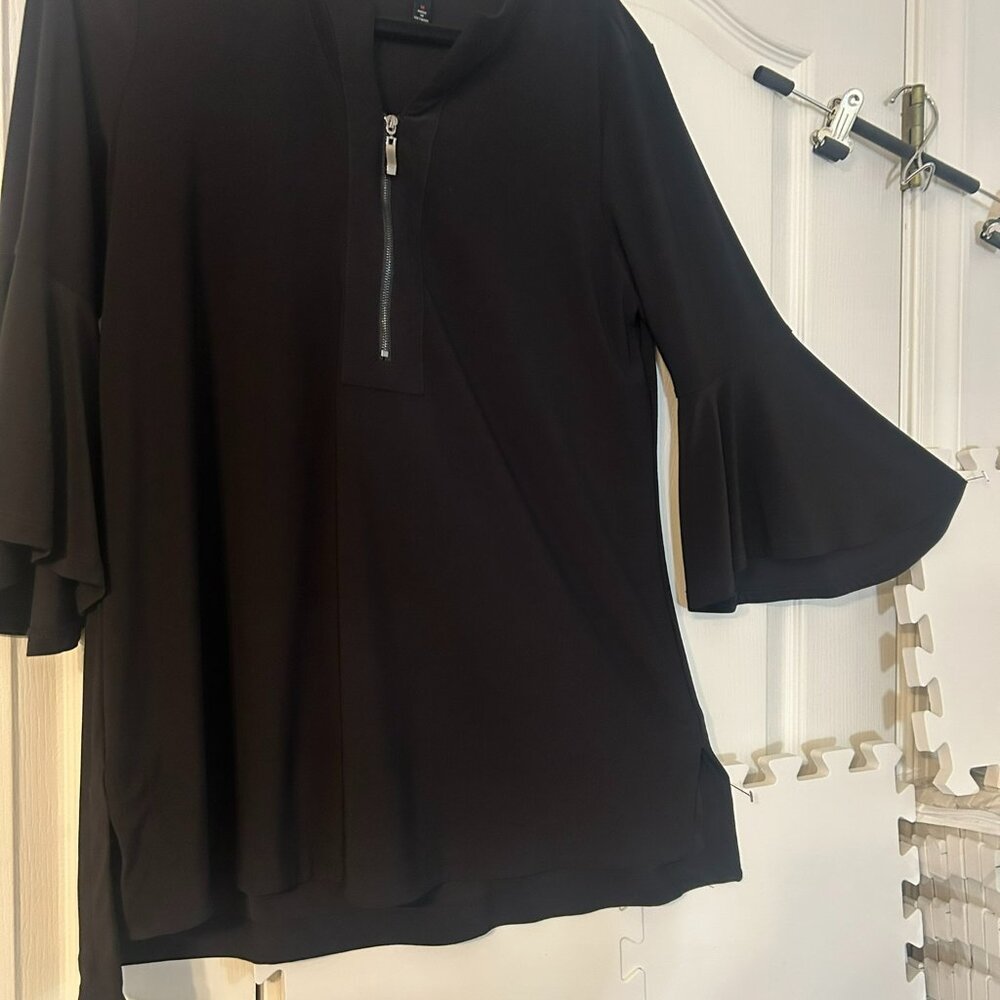 By JJ, Woman's V Neck Zipper Top with 3/4 Trumpet Sleeve, Size M